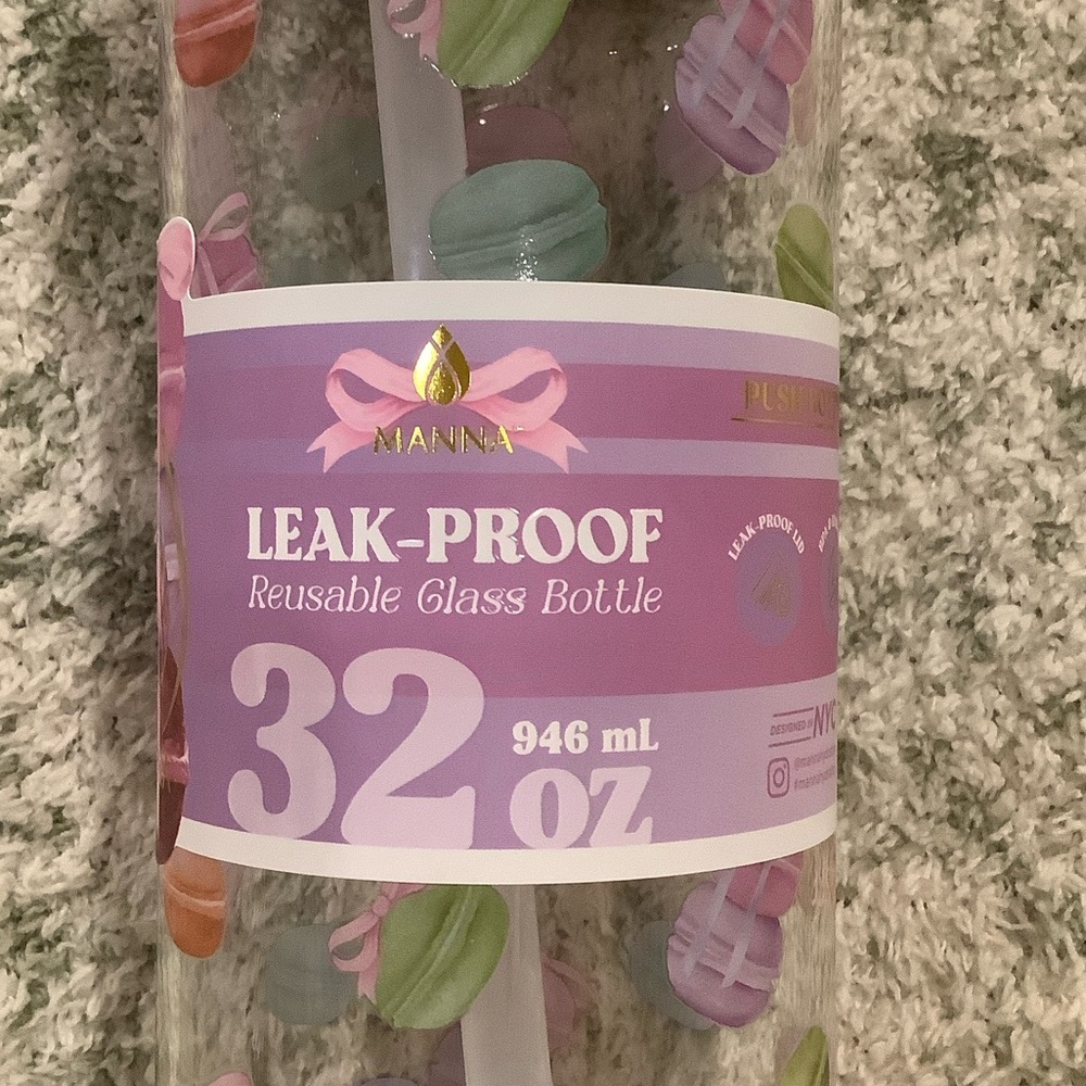 Valentines Day Pastel Macaroons Glass Leak-Proof Water Bottle Manna 32 oz NWT - Picture 2 of 16